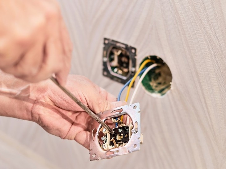 Perigos de Instalações Elétricas Antigas e Sem Manutenção: Como a Falta de Atualização Compromete a Segurança e a Eficiência Energética